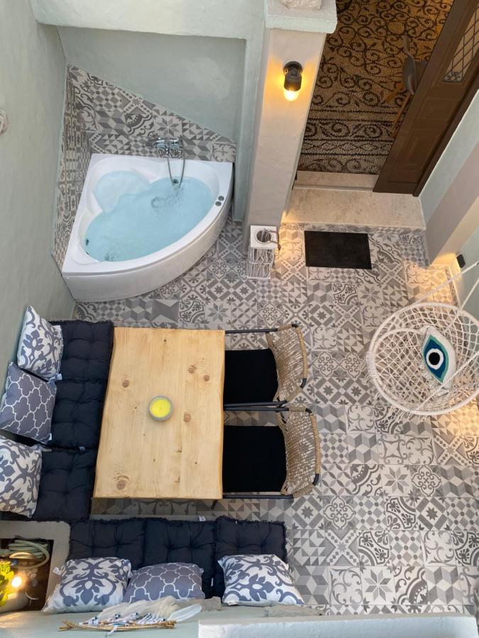 Kyrangelo Traditional House With Outdoor Jacuzzi *